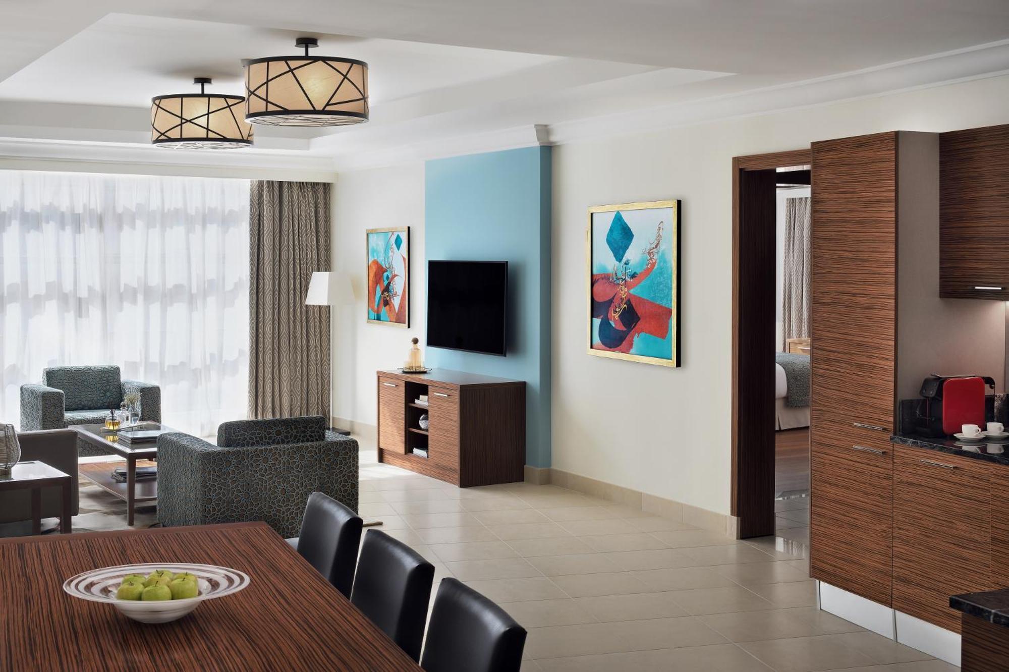 Marriott Executive Apartments Al Khobar Ngoại thất bức ảnh A typical suite at the Hilton London Heathrow